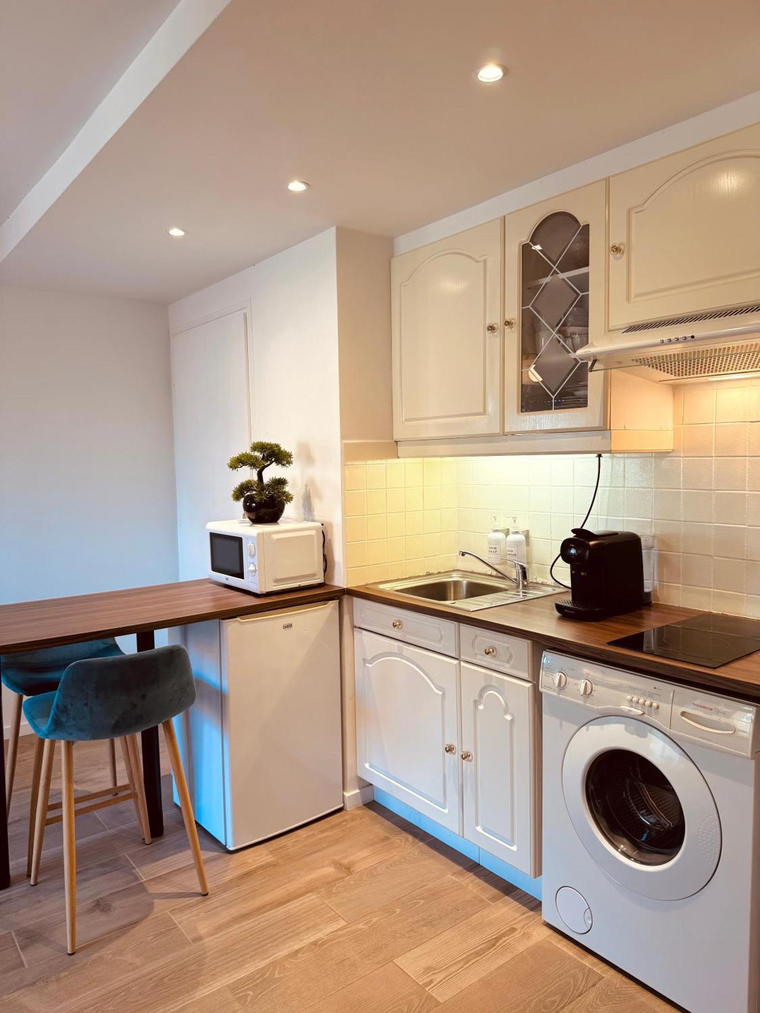 Claelle - 200m Apartment