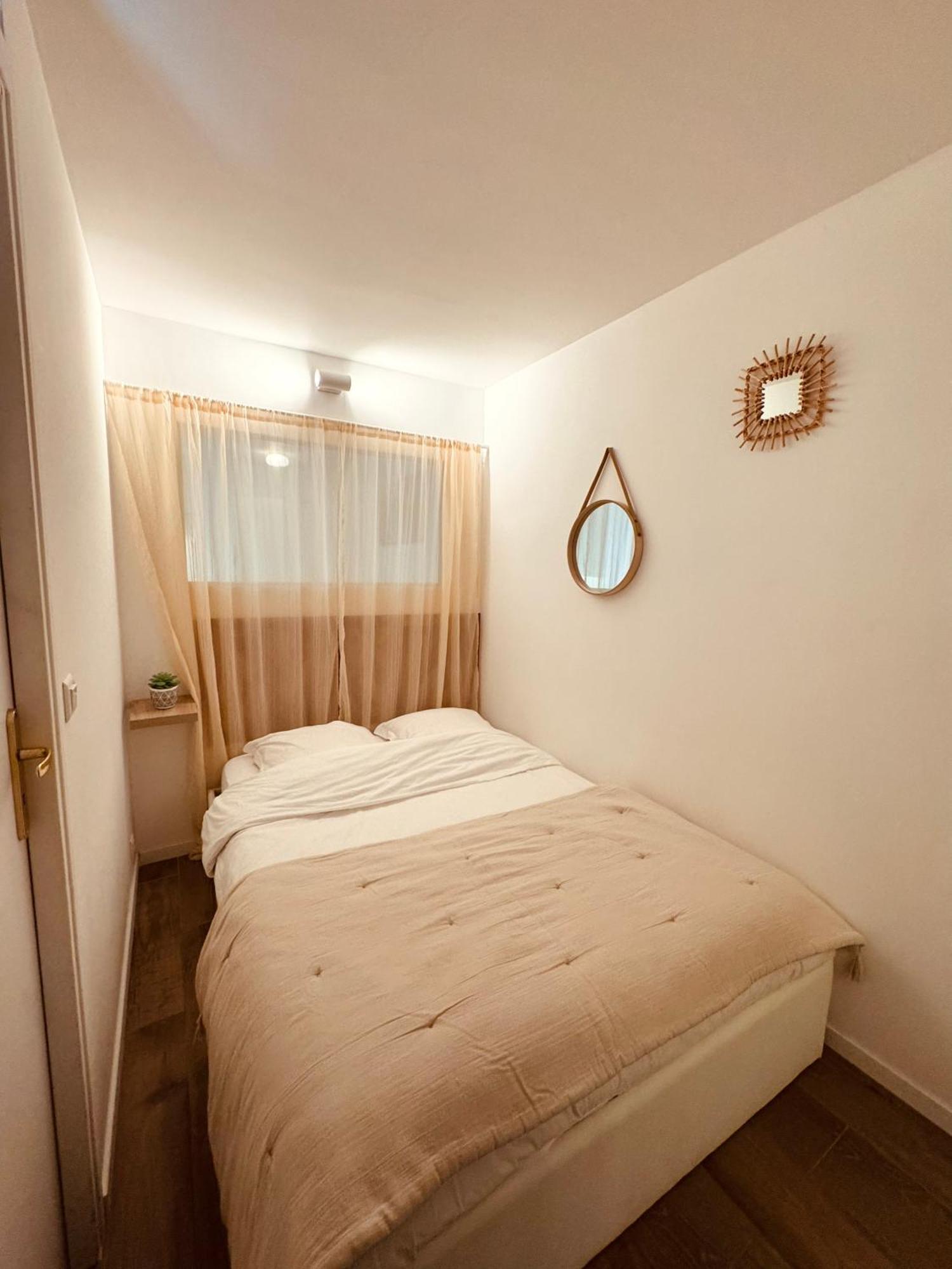 Claelle - 200m Apartment