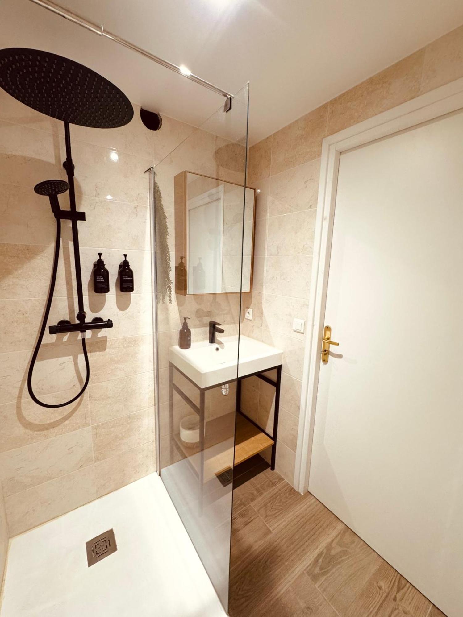 Claelle - 200m Apartment