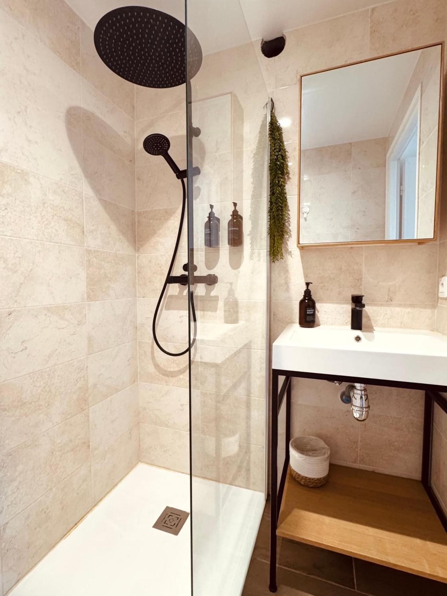 Claelle - 200m Apartment *